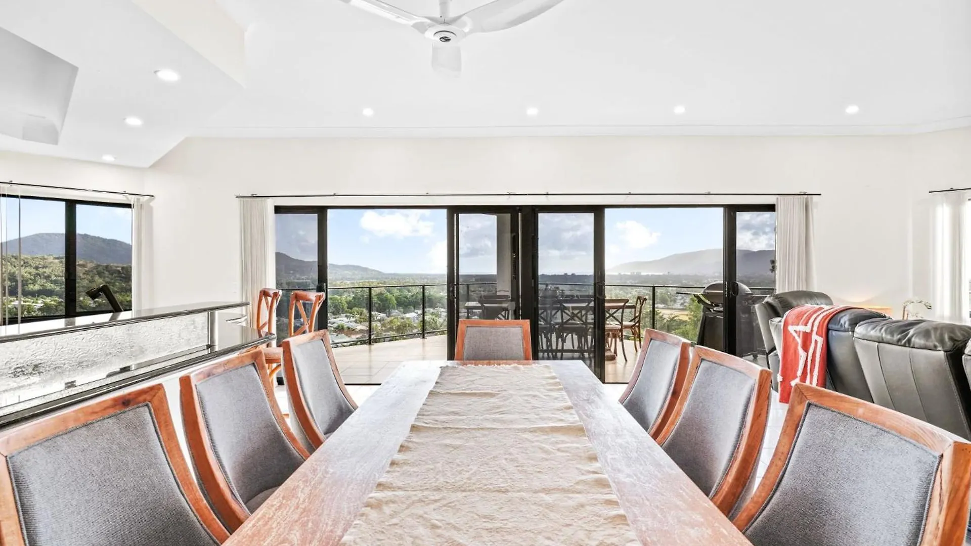 Holiday home Elevate Your Stay At Cloud Nine Bayview Heights